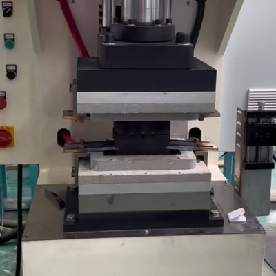 Aluminum diffusion welding machine for welding aluminum busbars Aluminum diffusion welding machine for welding aluminum busbars